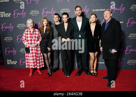 (De gauche à droite) Gemma Jones, Amelia Gething, Fionn Whitehead, Emma Mackey, Oliver Jackson-Cohen, Alexandra Dowling et Adrian Dunbar se présentent à la première britannique d'Emily aux chantiers navals d'Everyman à Londres. Date de la photo: Mardi 4 octobre 2022. Banque D'Images