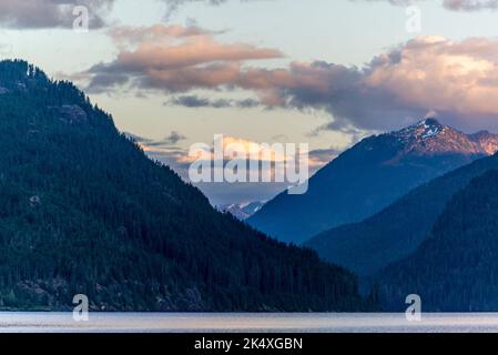 Vue sur le lac Buttle dans le parc provincial Strathcona, sur l'île de Vancouver, en été Banque D'Images