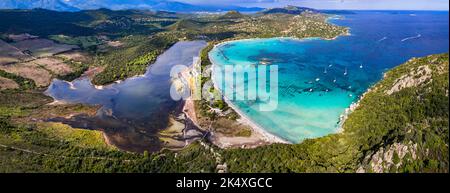Les meilleures plages de l'île de Corse - vue panoramique aérienne de la belle plage de Santa Giulia longue avec le lac de sault d'un côté et la mer turquoise de l'autre Banque D'Images