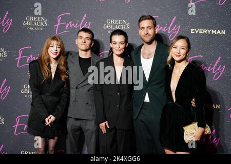 (De gauche à droite) Amelia Gething, Fionn Whitehead, Emma Mackey, Oliver Jackson-Cohen et Alexandra Dowling arrivent à la première britannique d'Emily à Everyman Borough yards à Londres. Date de la photo: Mardi 4 octobre 2022. Banque D'Images