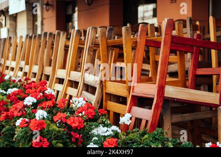 Vider un café à l'ancienne avec des chaises renversées sur les tables. Café fermé, crise de la fermeture des petites entreprises Banque D'Images