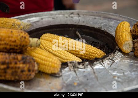 Cornes grillées sur la grille, prêtes à servir. Maise rôtie et cuite à la vente. Banque D'Images