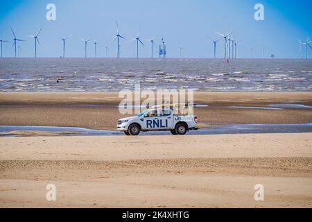 02.10.2022 Crosby, Liverpool. Merseyside, Royaume-Uni. Le maître nageur RNLI est stationné près de Blundlesands, à côté du sentier côtier de Sefton à Merseyside Banque D'Images