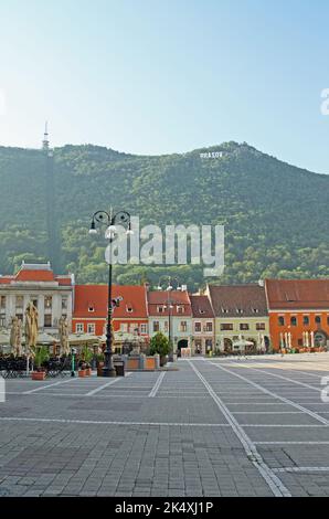 Vue du panneau Brasov sur la montagne de Tampa, de la place du Conseil (Piata Sfatului), Brasov, Transylvanie, Roumanie. Banque D'Images