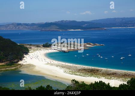 Vue sur la célèbre plage Playa de Rodas, Îles Cies, Galice, Espagne. Banque D'Images