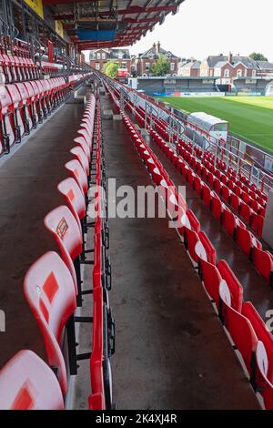 Place assise dans la tribune principale du stade St James Park, stade du club de football Exeter City de la ligue anglaise de football Banque D'Images