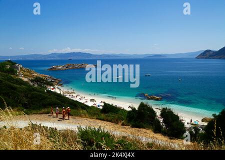 Touristes regardant la vue sur la Playa de Nuestra Señora / Plage Praia de Nuestra Senora, Illa de Faro ou Montefaro, Iles Cies, Galice, Espagne. Banque D'Images