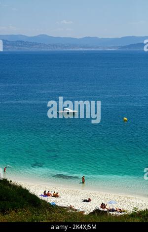 Touristes sur la plage Playa de Nuestra Señora / Praia de Nuestra Senora, Illa de Faro ou Montefaro, Îles Cies, Galice, nord-ouest de l'Espagne. Banque D'Images