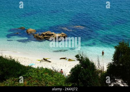 Touristes sur la plage de Nuestra Señora / Praia de Nuestra Senora, Illa de Faro ou Montefaro, Iles Cies, Galice, Espagne. Banque D'Images