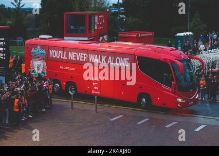 Liverpool, Royaume-Uni. 04th octobre 2022. Le bus de l'équipe du FC Liverpool arrive au stade Anfield avant le match de l'UEFA Champions League Liverpool vs Rangers à Anfield, Liverpool, Royaume-Uni, 4th octobre 2022 (photo de James Heaton/News Images) Credit: News Images LTD/Alay Live News Banque D'Images