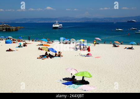 Touristes sur la célèbre plage Playa de Rodas, Îles Cies, Galice, Espagne. Banque D'Images