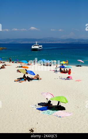 Touristes sur la célèbre plage Playa de Rodas sur les îles Cies, Galice, nord-ouest de l'Espagne. Banque D'Images