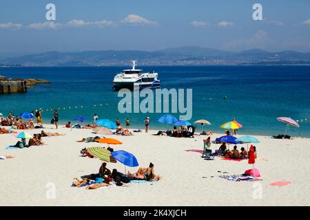 Touristes sur la célèbre plage Playa de Rodas sur les îles Cies, Galice, nord-ouest de l'Espagne. Banque D'Images