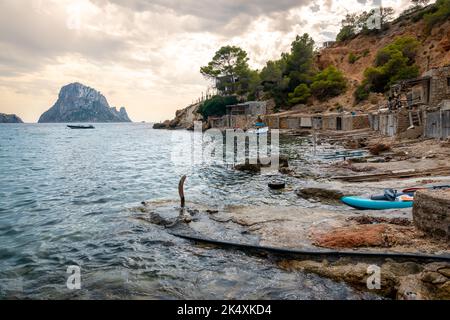Vue sur es Vedra et les garages pour bateaux Banque D'Images