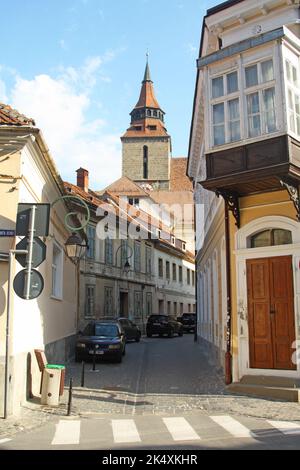 Vue sur la tour de l'église noire gothique du 15th siècle (Biserica Neagră), la vieille ville de Brasov, Transylvanie, Roumanie Banque D'Images