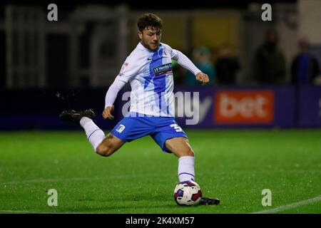 Barrow-in-Furness, Royaume-Uni. 4th octobre 2022. Jordan Stevens de Barrow prend un coup de pied gratuit lors du match de Trophée EFL entre Barrow et Manchester United à Holker Street, Barrow-in-Furness, le mardi 4th octobre 2022. (Crédit : will Matthews | MI News) crédit : MI News & Sport /Alay Live News Banque D'Images