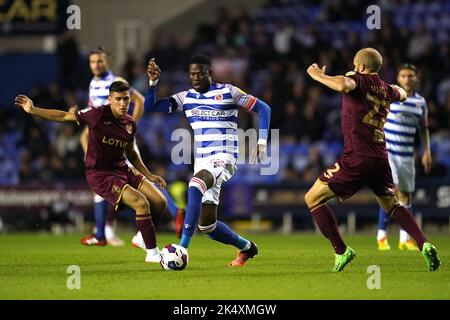 Reading's Mamadou Loum combat pour le ballon avec Marcelino Nunez (à gauche) et Teemu Pukki (à droite) de Norwich City lors du match de championnat Sky Bet au Select car Leasing Stadium, Reading. Date de la photo: Mardi 4 octobre 2022. Banque D'Images