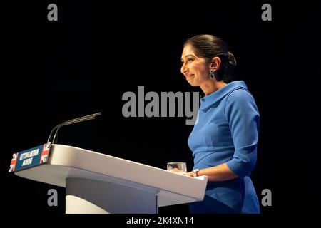 Birmingham, Royaume-Uni. 4 octobre 2022. Suella Braverman, ministre britannique de l'intérieur, prononce son discours. La Conférence du Parti conservateur a lieu à la CPI de Birmingham, quelques semaines après que Liz Truss est devenu Premier ministre. Credit: Benjamin Wareing/ Alamy Live News Banque D'Images