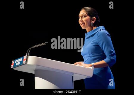 Birmingham, Royaume-Uni. 4 octobre 2022. Suella Braverman, ministre britannique de l'intérieur, prononce son discours. La Conférence du Parti conservateur a lieu à la CPI de Birmingham, quelques semaines après que Liz Truss est devenu Premier ministre. Credit: Benjamin Wareing/ Alamy Live News Banque D'Images