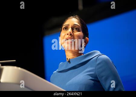 Birmingham, Royaume-Uni. 4 octobre 2022. Suella Braverman, ministre britannique de l'intérieur, prononce son discours. La Conférence du Parti conservateur a lieu à la CPI de Birmingham, quelques semaines après que Liz Truss est devenu Premier ministre. Credit: Benjamin Wareing/ Alamy Live News Banque D'Images