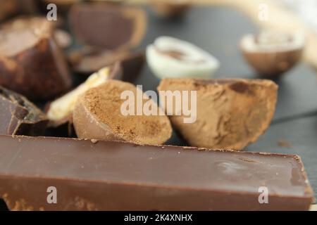 Les boîtes de bonbons au chocolat sont dans une plaquette de bonbons. Shopping sucreries Sweet day chocolat comment choisir des sucreries. Boîtes cadeaux de chocolats. Banque D'Images