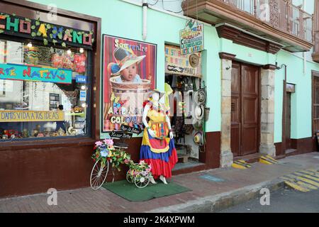 Boutique de souvenirs dans le quartier Candelaria de Bogota en Colombie Banque D'Images