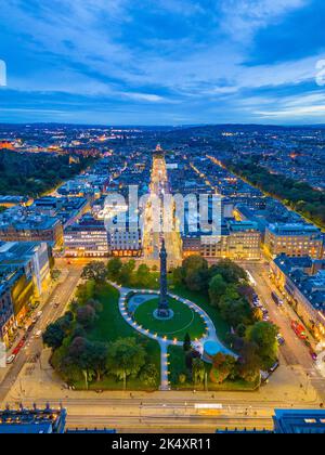 Vue aérienne au crépuscule de la place St Andrew et de la ligne d'horizon d'Édimbourg, Écosse, Royaume-Uni Banque D'Images