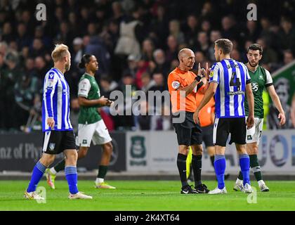 Arbitre parle à Sheffield mercredi défenseur will Vaulks (4) pendant le match Sky Bet League 1 Plymouth Argyle vs Sheffield mercredi à Home Park, Plymouth, Royaume-Uni, 4th octobre 2022 (photo de Stanley Kasala/News Images) Banque D'Images