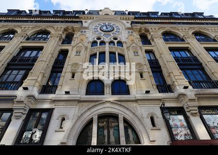 Aux numéros 61 et 63, la rue Reaumur est une façade surprenante et impressionnante dans les styles Art Nouveau et néo-gothique.Paris. France. Banque D'Images