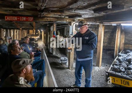Beckley, Virginie-Occidentale - le mineur de charbon retraité Jack Turner conduit les visiteurs à une visite de la mine de charbon Beckley Exhibition. La mine de charbon à bas niveau a fonctionné Banque D'Images