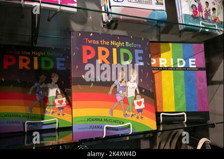 Atlanta, Géorgie, États-Unis. 4th octobre 2022. Un livre illustré sur LGBTQ et gay Pride, écrit pour les enfants, explore et présente aux jeunes lecteurs l'histoire du mois de la fierté. Couvrant tout, des émeutes de Stonewall à l'activisme des reines derrière les marches du sida, « Twas the Night Before Pride explique que Pride n'est pas seulement au sujet des drapeaux arc-en-ciel, mais au sujet de lutter pour le droit d'exister authentiquement. Photo : livres LGBTQ à vendre dans la boutique de cadeaux du Centre national pour les droits civils et humains à Atlanta. (Image de crédit : © Robin Rayne/ZUMA Press Wire) Banque D'Images