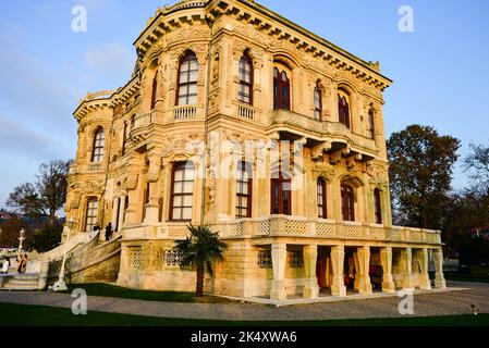 Istanbul, Turquie - Nowember 17, 2019 : Palais Kucuksu Kasri à Istanbul, vue extérieure de Kucuksu Kasri dans le district d'Anadoluhisari Banque D'Images