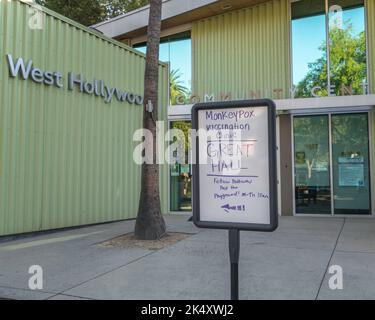 West Hollywood, CA, Etats-Unis – 4 octobre 2022 : un panneau de la clinique de vaccination contre la pox des singes est affiché dans le parc Plummers pour indiquer aux patients où aller. Banque D'Images