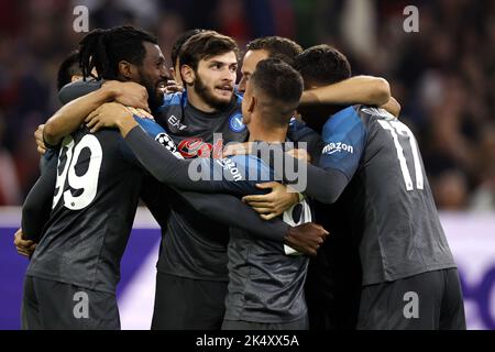 Amsterdam, pays-Bas. 04th octobre 2022. AMSTERDAM - Naples célèbre Giacomo Raspadori de la SSC Napoli 1-4 lors du match de l'UEFA Champions League Group A entre Ajax Amsterdam et la SSC Napoli à l'arène Johan Cruijff sur 4 octobre 2022 à Amsterdam, pays-Bas. ANP MAURICE VAN STEEN crédit: ANP/Alamy Live News Banque D'Images