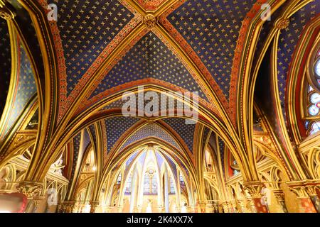 Vue intérieure de la chapelle Sainte-Chapelle à Paris, France. Église médiévale royale gothique située dans le centre de Paris. Paris, France. Banque D'Images