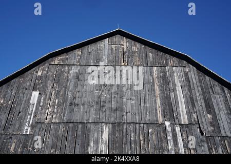 Côté de l'ancienne grange en planches de bois battues par les intempéries Banque D'Images