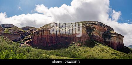 Vue panoramique sur Mushroom Rock ; une formation de roche érodée colorée dans le parc national des Golden Gate Highlands en Afrique du Sud. Banque D'Images