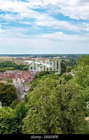 Vue vers le sud sur la ville historique d'Arundel avec la rivière Arun/Flood Plain en direction de la côte - West Sussex, sud de l'Angleterre, Royaume-Uni. Banque D'Images