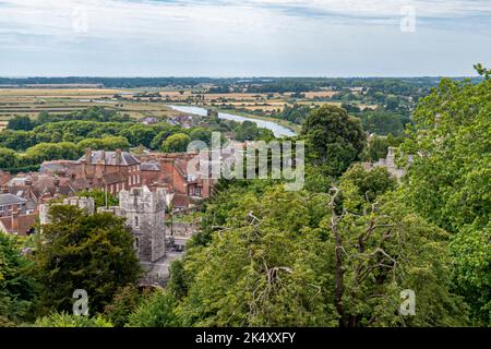 Vue vers le sud sur la ville historique d'Arundel avec la rivière Arun/Flood Plain en direction de la côte - West Sussex, sud de l'Angleterre, Royaume-Uni. Banque D'Images