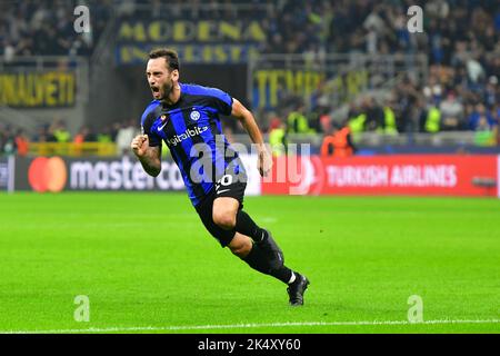 Milan, Italie. 04th octobre 2022. Hakan Calhanoglu (20) de l'Inter a obtenu des scores pour 1-0 lors du match de l'UEFA Champions League entre l'Inter et Barcelone à Giuseppe Meazza à Milan. (Crédit photo : Gonzales photo/Alamy Live News Banque D'Images