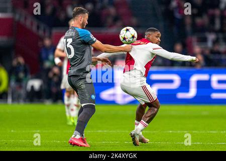 AMSTERDAM, PAYS-BAS - OCTOBRE 4: Amir Rrahmani de Naples, Steven Bergwijn d'Ajax lors du match de la Ligue des champions de l'UEFA entre Ajax et Naples à l'arène Johan Cruijff sur 4 octobre 2022 à Amsterdam, pays-Bas (photo de Patrick Goosen/Orange Pictures) crédit: Orange pics BV/Alay Live News Banque D'Images