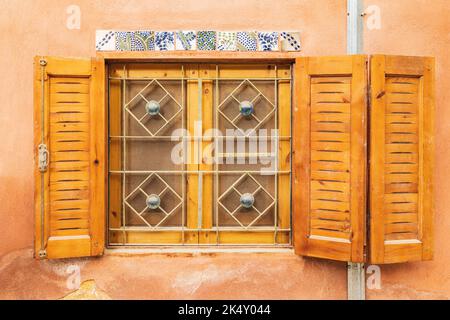 Faiyum, Égypte. Fenêtre barrée avec volets en bois dans le village de Faiyum. Banque D'Images