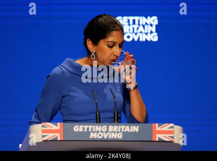 Birmingham, Royaume-Uni. 4 octobre 2022. Home la secrétaire Suella Braverman prononce son discours lors de la conférence annuelle du Parti conservateur au Centre international des congrès de Birmingham. Date de la photo: Lundi 4 octobre 2022. Crédit : Isabel Infantes/Empics/Alamy Live News Banque D'Images