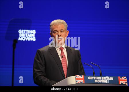 Birmingham, Royaume-Uni. 4 octobre 2022. Le secrétaire à la Justice, Brandon Lewis, prononce son discours lors de la conférence annuelle du Parti conservateur au Centre international des congrès de Birmingham. Date de la photo: Lundi 4 octobre 2022. Crédit : Isabel Infantes/Empics/Alamy Live News Banque D'Images