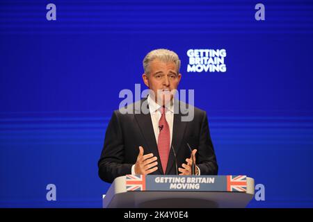 Birmingham, Royaume-Uni. 4 octobre 2022. Le secrétaire à la Justice, Brandon Lewis, prononce son discours lors de la conférence annuelle du Parti conservateur au Centre international des congrès de Birmingham. Date de la photo: Lundi 4 octobre 2022. Crédit : Isabel Infantes/Empics/Alamy Live News Banque D'Images