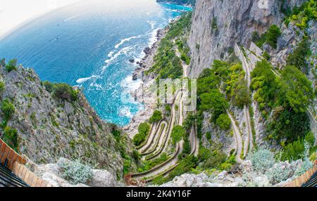 Vue spectaculaire d'en haut à Capri en Italie d'une route sinueuse très étroite et de la mer Banque D'Images