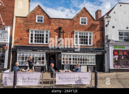 Les clients et les amateurs de shopping se détendent en fin d'après-midi sous le soleil d'automne à la place du marché de Knaresborough, à Knaresborough, dans le Yorkshire, en Angleterre, au Royaume-Uni. Banque D'Images