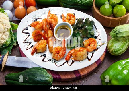 Haute cuisine, grandes crevettes avec sauce Banque D'Images