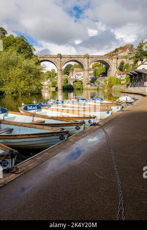 Knaresborough Viaduct et promenade le long de la rivière Nidd avec café et location de bateau. Banque D'Images