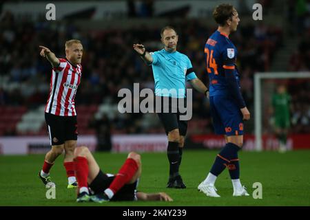 Sunderland, Royaume-Uni. 4th octobre 2022Referee Jeremy Simpson décerne un coup de pied gratuit à Sunderland lors du match de championnat Sky Bet entre Sunderland et Blackpool au stade de Light, Sunderland, le mardi 4th octobre 2022. (Crédit : Michael Driver | MI News) crédit : MI News & Sport /Alay Live News Banque D'Images